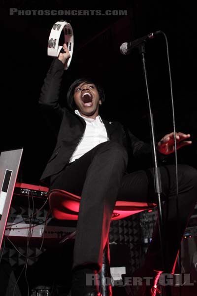 RAPHAEL SAADIQ - 2009-07-08 - PARIS - Studio SFR - 
